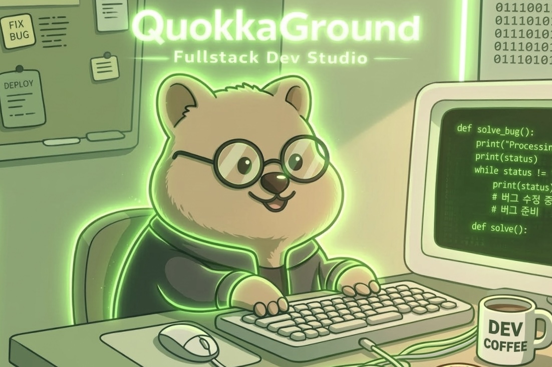 네온 초록빛으로 빛나는 쿼카 캐릭터가 컴퓨터 앞에서 코딩하는 모습 — QuokkaGround 마스코트